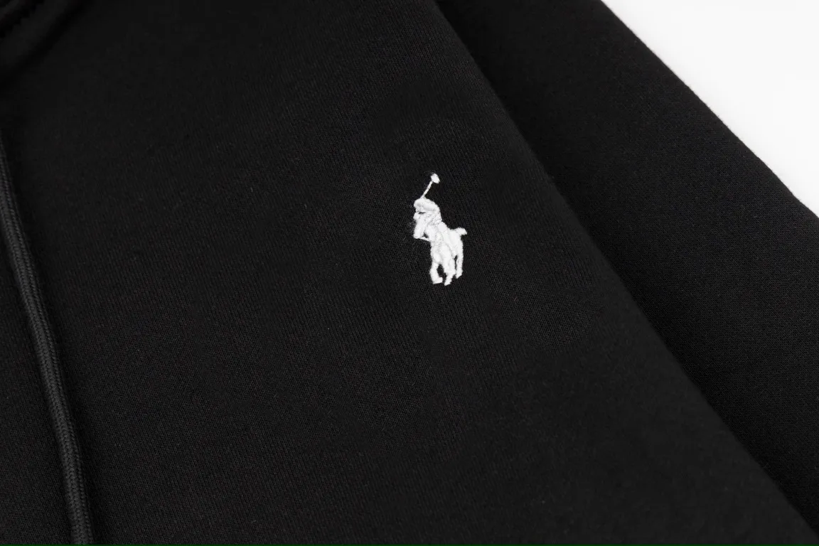 P240 Style No.: Y055 Ralph Lauren/Ralph Lauren pony embroidered zipper cardigan hooded sweatshirt. A one-of-a-kind sweatshirt for autumn and winter is here. You can wear it casually no matter how you wear it! ! This hooded sweatshirt is decorated with the simple style that represents Ralph Lauren and is paired with a pony embroidery pattern, which is three-dimensional and full! The solid color fabric paired with exquisite embroidery instantly sets it off! Hooded sports design, loose and casual fit! The overall texture is very strong! Through the pictures, we can feel the thickness and texture of custom-woven and dyed threads. The workmanship is exquisite. They are shipped from major foreign trade factories. They are all made by masters with many years of experience. Everything is of high standards and requirements! Simple and versatile model ~ Made of imported pique cotton fabric, which is super delicate and soft, close to the body without being tied. All fabrics and accessories are original custom-made and of high quality! Perfectly reflects the brand’s sense of superiority! Standard cut, comfortable stretch, unrestricted movement! Highly practical, high-end and classy! Versatile style ~ can be paired with jeans or jogging pants. Ideal for transitioning from your morning commute to weekend events! Tag, hanging particles, washed, packaging bag, full set of accessories, very good-looking, super exquisite workmanship, size: S-XL, color: navy, black, gray